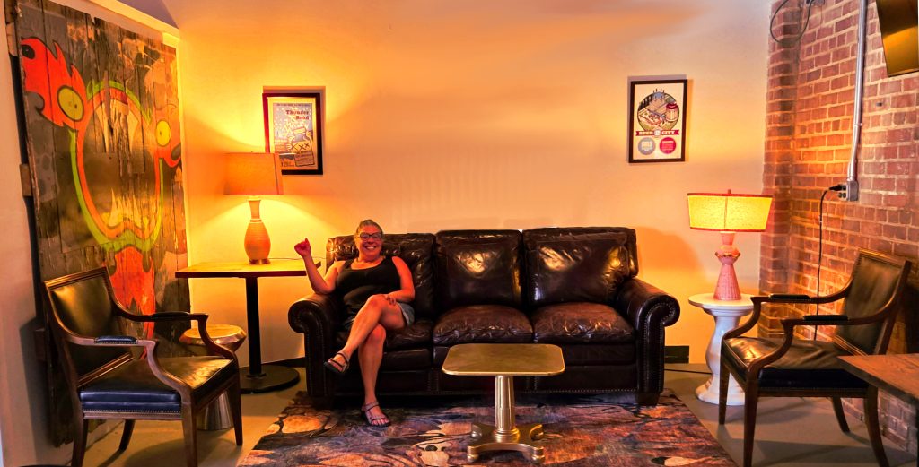 DAVINA_LOUNGE
